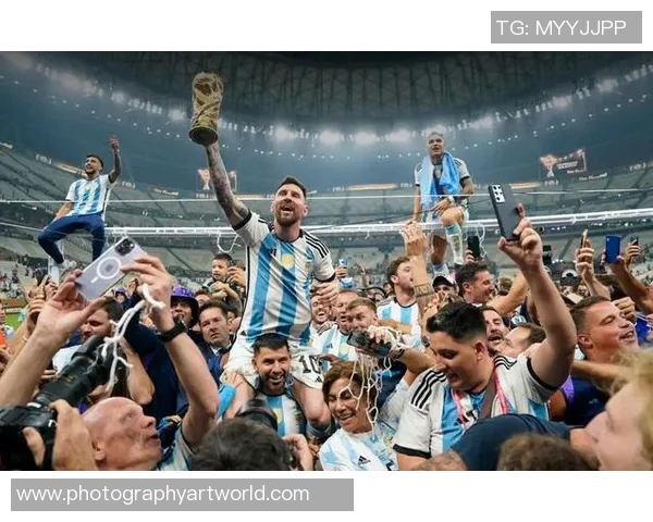 足球明星们的幸福瞬间定格在镜头中展现生活的美好与激情